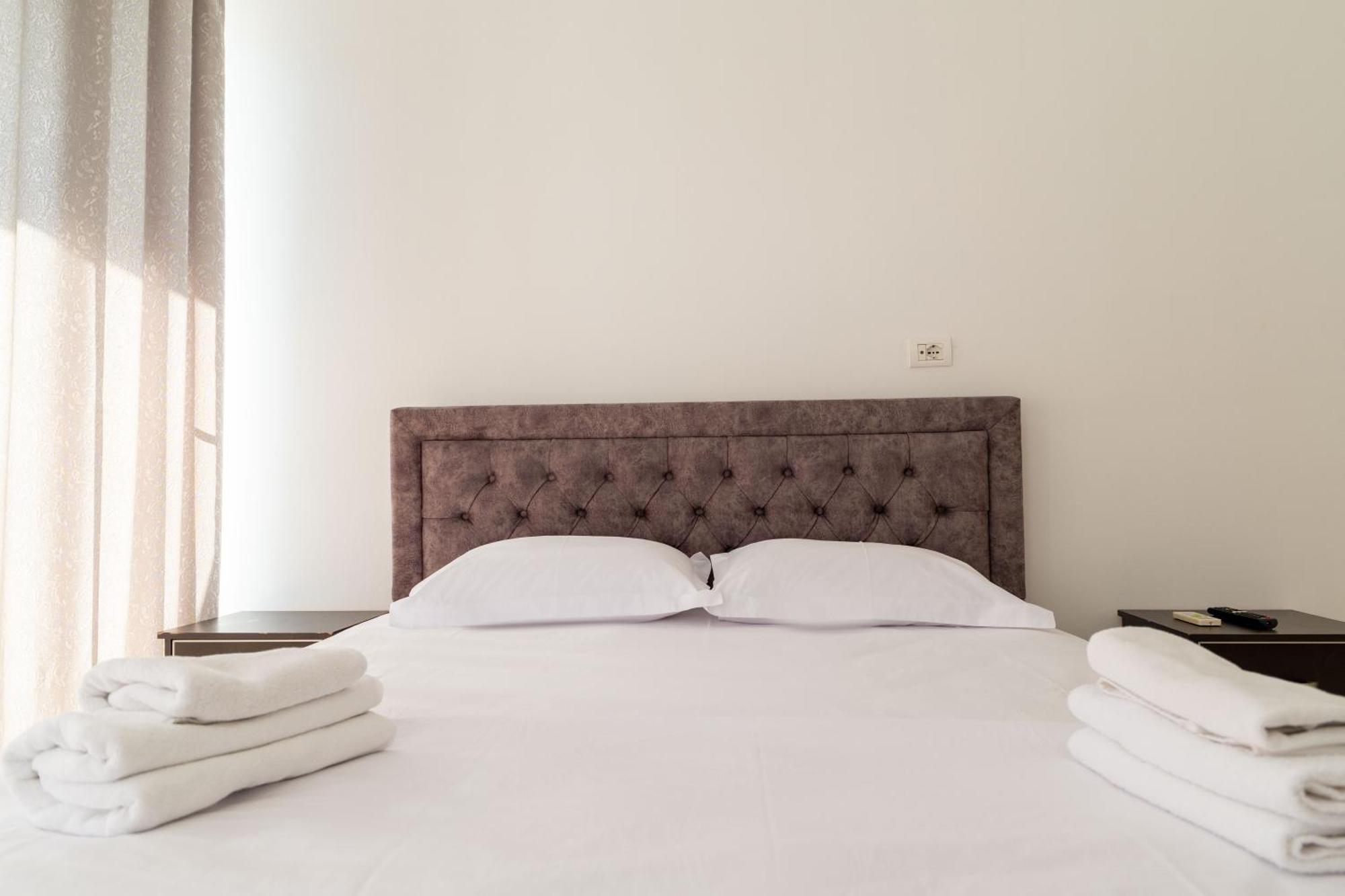 Alnes Hotel ซารานเดอ ภายนอก รูปภาพ